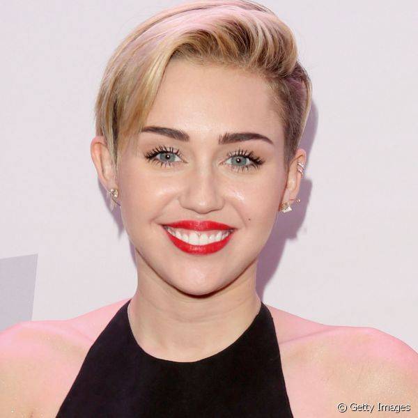 Miley Cyrus usou o batom vermelho bem vivo e marcante em diversas ocasi?es, inclusive no clipe de 